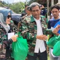 Direktur Utama Puspita Cipta Group, H Rokhmat Ardiyan didampingi istri tercinta, Hj Dian Marina Puspita saat membagikan bantuan sembako kepada warga terdampak longsor.